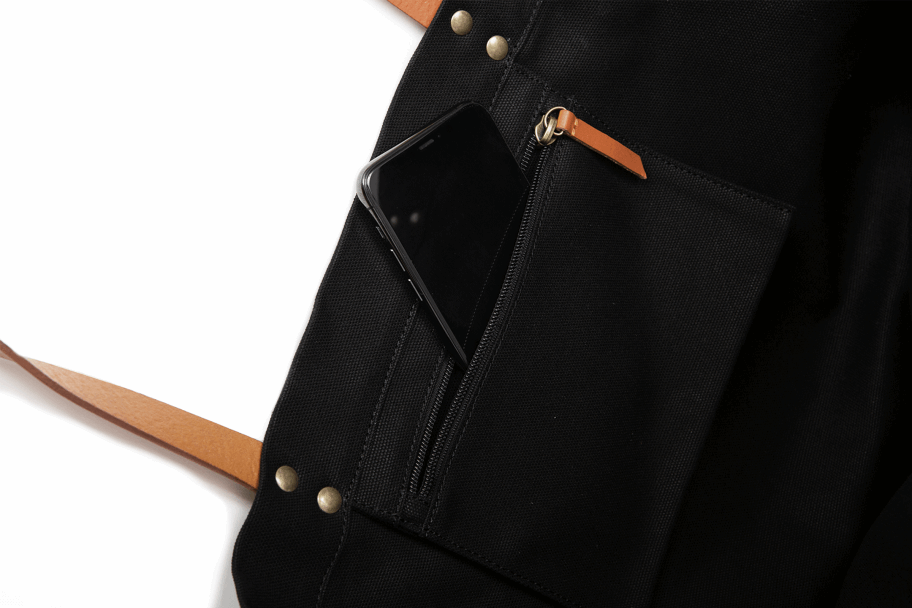 حقيبة يد دائرية من البلاديوم بشعار أسود