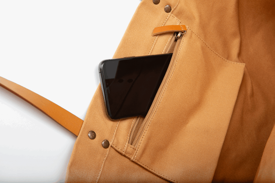 حقيبة تسوق دائرية من البلاديوم وشعار الجمل