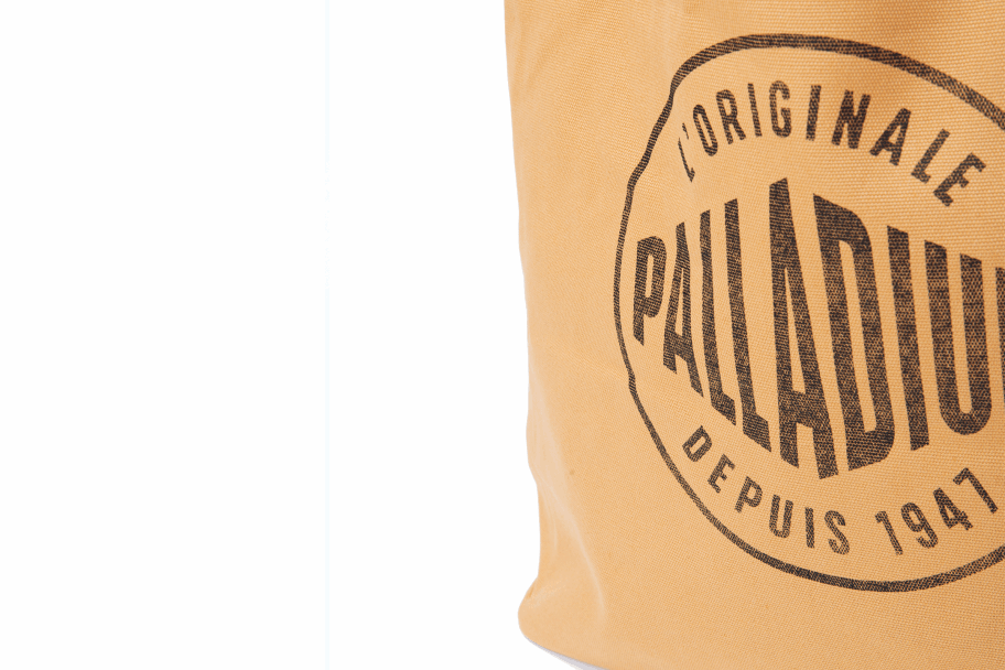 حقيبة تسوق دائرية من البلاديوم وشعار الجمل